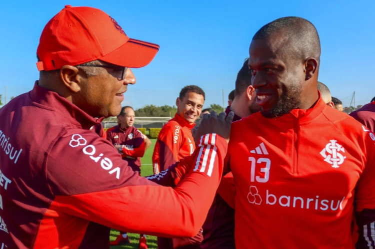 Roger Machado y Enner Valencia