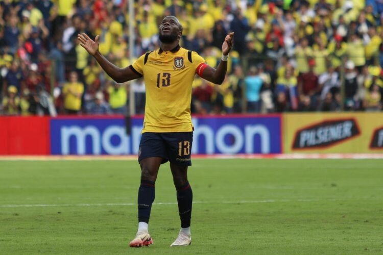 Enner Valencia celebra uno de los goles anotados en la victoria de Ecuador sobre Venezuela en las Eliminatorias