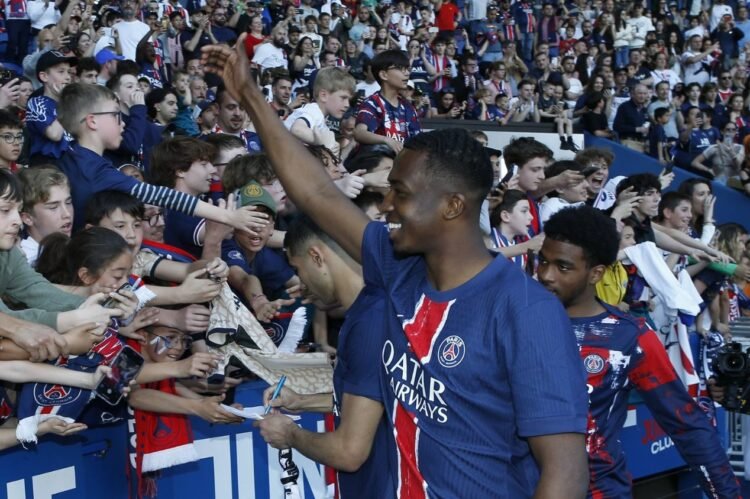 Con Willian Pacho, el PSG gana la Ligue 1 por 13ª vez