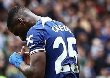 ¡Moises Caicedo en problemas! Policía británica le incauta lujoso Audi y lo investiga por conducir sin licencia