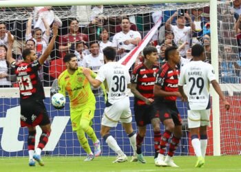Sin Gonzalo Plata, Flamengo empata con LDU en la Libertadores