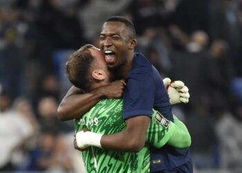 Willian Pacho integra el equipo ideal de la Ligue 1 y marca un hito en Francia