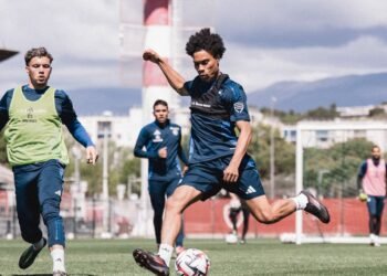 Kendry Páez cumple 18 años y queda habilitado para sumarse al Chelsea