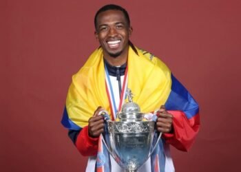 Willian Pacho gana cinco títulos con el PSG en una temporada histórica