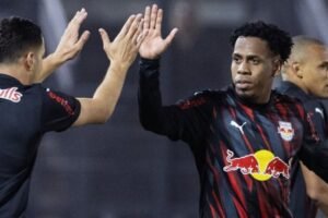 Andrés Hurtado resistió bien, pero el Red Bull Bragantino cayó 2‑1 ante el Flamengo
