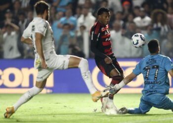 Gonzalo Plata lo intenta, pero no logra evitar la derrota de Flamengo ante Santos en el Brasileirão