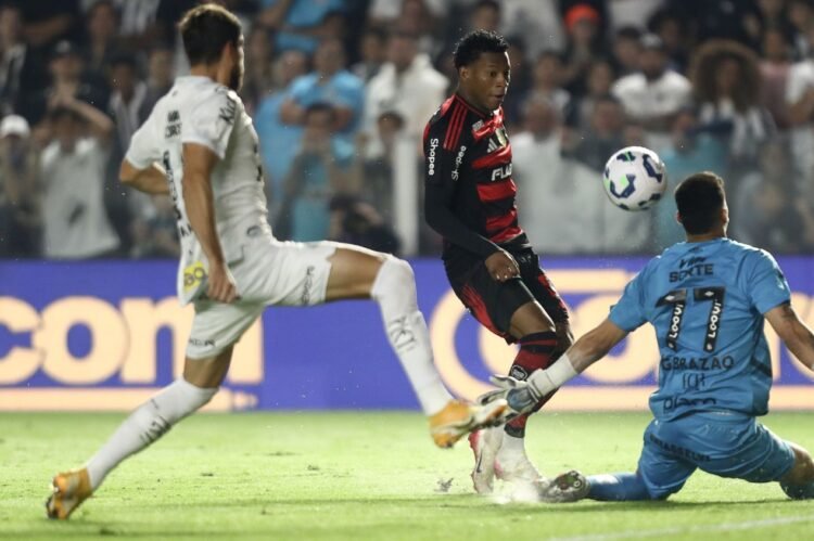 Gonzalo Plata lo intenta, pero no logra evitar la derrota de Flamengo ante Santos en el Brasileirão