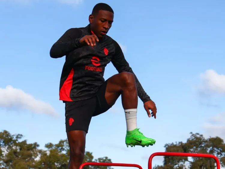 Allegri sobre Estupiñán: “Es fuerte, está encajando en un grupo de chicos con valores importantes”