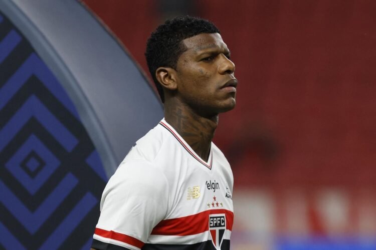 Robert Arboleda lidera la defensa y marca en la victoria de São Paulo en el Beira-Rio